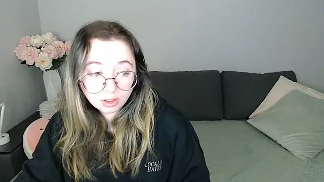 Snapshot of Mini_Diva chatting on October 28, 2025, 9:08 am Mini Diva online show from October 28, 2025, 9:08 am