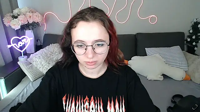 Mini Diva online show from April 21, 2026, 8:32 am