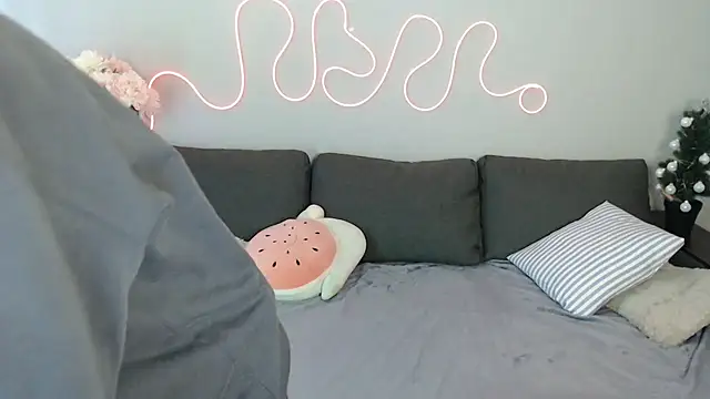 Snapshot of Mini_Diva chatting on December 14, 2025, 9:15 am Mini Diva online show from December 14, 2025, 9:15 am