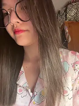 Snapshot of Krixxi22 chatting on November 16, 2025, 2:33 pm Krixxi22 online show from November 16, 2025, 2:33 pm