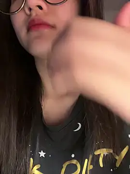 Snapshot of Krixxi22 chatting on December 1, 2025, 2:51 pm Krixxi22 online show from December 1, 2025, 2:51 pm