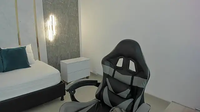 zoe danae  online show from February 24, 2026, 12:50 pm