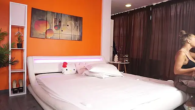 LovingBlondie online show from February 26, 2026, 7:30 am