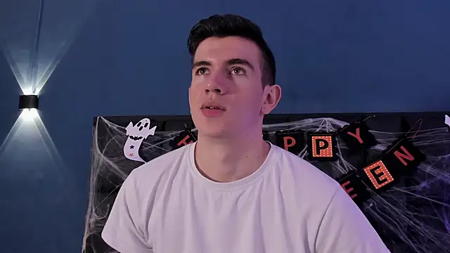 MikaelSlow online show from October 31, 2025, 3:58 am