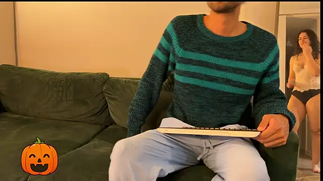 Snapshot of Redfloweer1 chatting on October 31, 2025, 11:33 pm Redfloweer1 online show from October 31, 2025, 11:33 pm