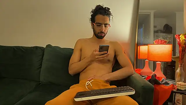 Snapshot of Redfloweer1 chatting on October 7, 2025, 1:06 am Redfloweer1 online show from October 7, 2025, 1:06 am