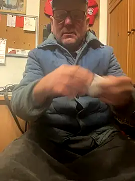 Snapshot of oldgayman chatting on November 28, 2025, 6:35 am oldgayman online show from November 28, 2025, 6:35 am