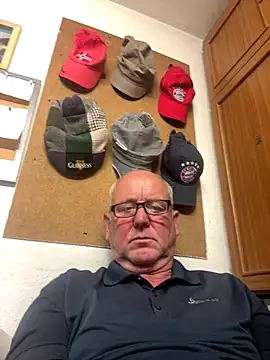 Snapshot of oldgayman chatting on September 24, 2025, 11:06 am oldgayman online show from September 24, 2025, 11:06 am