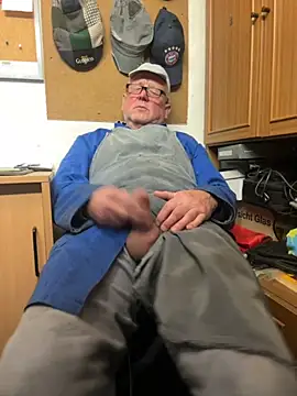 Snapshot of oldgayman chatting on November 4, 2025, 7:28 pm oldgayman online show from November 4, 2025, 7:28 pm