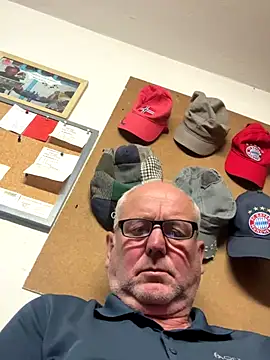 Snapshot of oldgayman chatting on October 8, 2025, 2:18 pm oldgayman online show from October 8, 2025, 2:18 pm