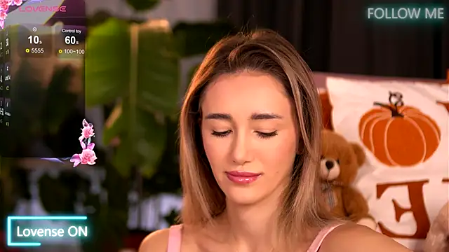 EmilyRaymont online show from November 3, 2025, 5:23 am