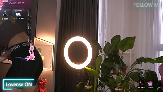 EmilyRaymont online show from December 15, 2025, 6:52 am