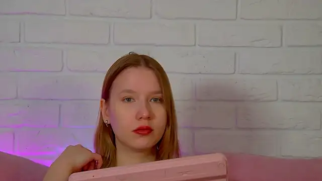 LiliLinn online show from May 15, 2026, 4:21 am