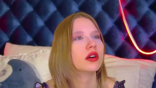 LiliLinn online show from November 24, 2025, 4:56 am