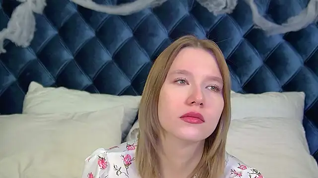 LiliLinn online show from November 3, 2025, 4:39 am