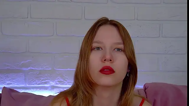 LiliLinn online show from April 18, 2026, 4:26 am