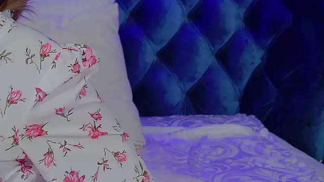 LiliLinn online show from November 18, 2025, 4:38 am