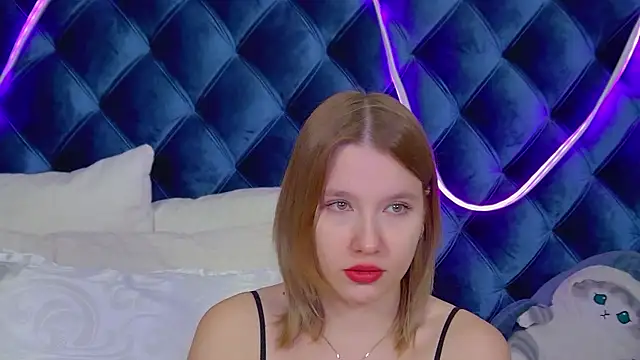 LiliLinn online show from November 22, 2025, 5:06 am