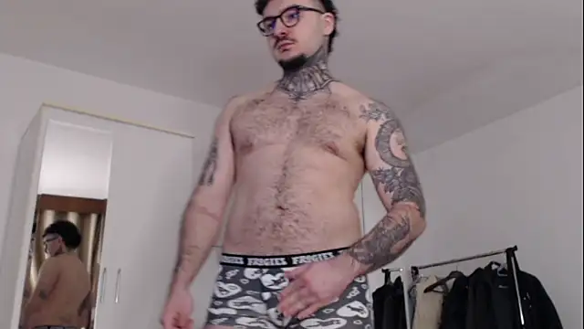 Snapshot of TattedCurls chatting on December 16, 2025, 12:20 pm TattedCurls online show from December 16, 2025, 12:20 pm