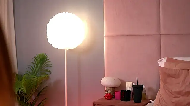 AlmaLuv online show from April 20, 2026, 3:53 am