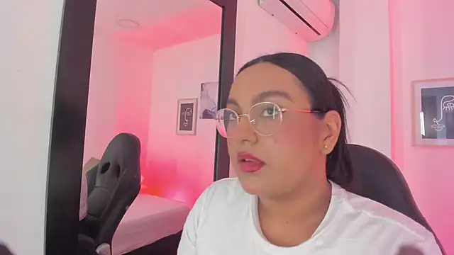 Snapshot of ellamontoya chatting on December 15, 2025, 12:00 pm ellamontoya online show from December 15, 2025, 12:00 pm