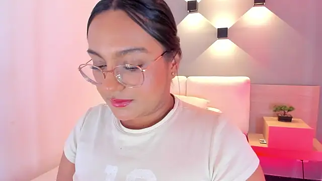 Snapshot of ellamontoya chatting on September 11, 2025, 11:21 am ellamontoya online show from September 11, 2025, 11:21 am