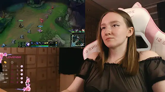 Snapshot of MoonlishSiren chatting on October 7, 2025, 9:27 pm MoonlishSiren online show from October 7, 2025, 9:27 pm