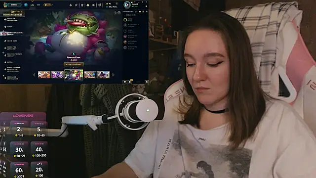 MoonlishSiren online show from April 14, 2026, 9:20 pm