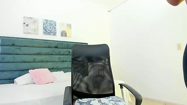 Snapshot of AlanaStones chatting on March 18, 2025, 4:50 pm AlanaStones online show from March 18, 2025, 4:50 pm