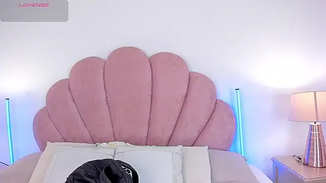 Nicole Paradise online show from March 6, 2026, 12:44 pm