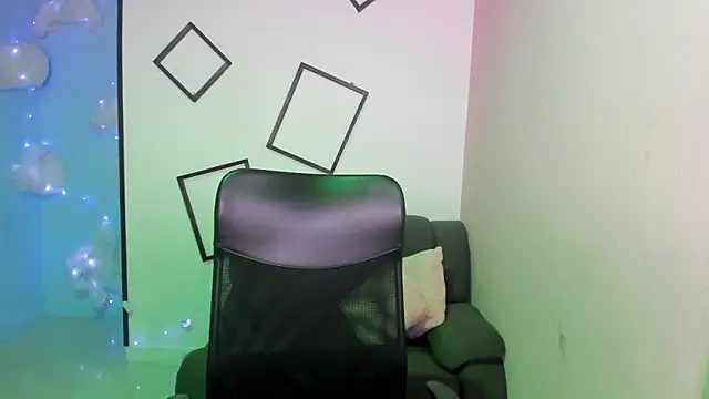 Snapshot of Aurora_18 chatting on October 23, 2025, 2:49 pm Aurora 18 online show from October 23, 2025, 2:49 pm