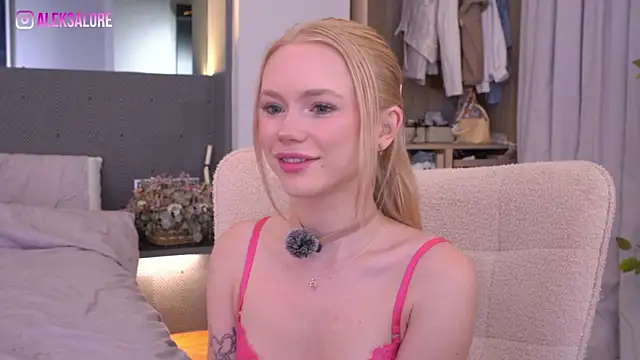 Snapshot of LexieLoree chatting on July 20, 2026, 3:03 am LexieLoree online show from July 20, 2026, 3:03 am
