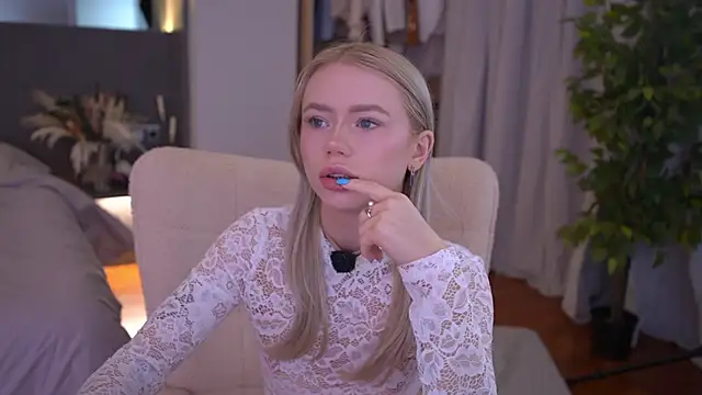 LexieLoree online show from April 4, 2026, 2:40 am