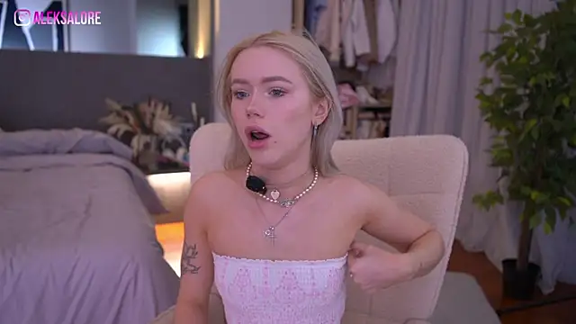 LexieLoree online show from April 3, 2026, 2:40 am