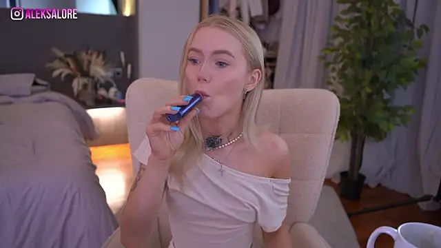 LexieLoree online show from April 1, 2026, 2:35 am