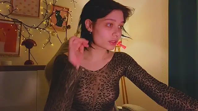 Snapshot of ari_rari chatting on February 2, 2025, 1:02 am ari rari online show from February 2, 2025, 1:02 am