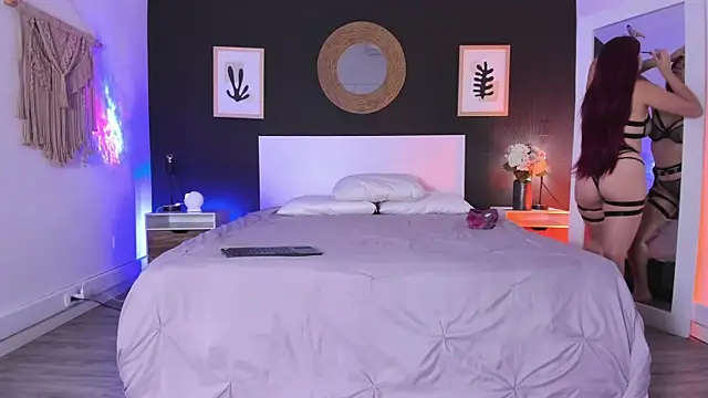 Snapshot of VioletPaket chatting on September 24, 2025, 11:28 am VioletPaket online show from September 24, 2025, 11:28 am