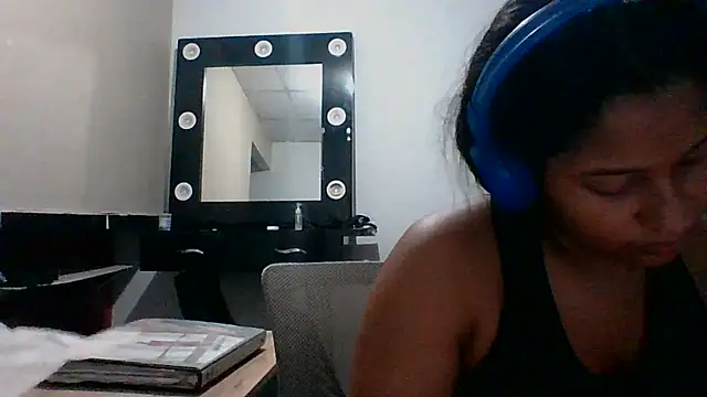 Snapshot of Kitra_New chatting on April 21, 2026, 11:33 pm Kitra New online show from April 21, 2026, 11:33 pm