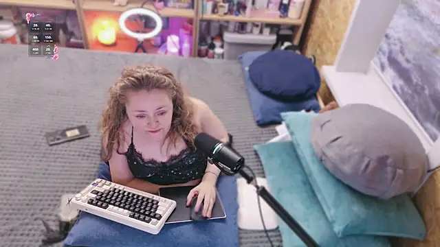 MiniNatalie online show from April 18, 2026, 3:36 pm