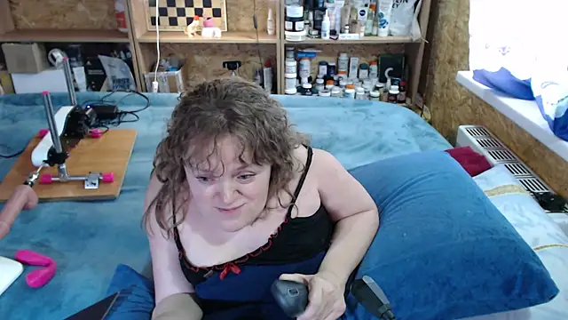 Snapshot of MiniNatalie chatting on October 2, 2025, 11:24 am MiniNatalie online show from October 2, 2025, 11:24 am