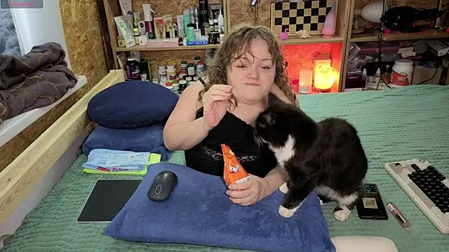 MiniNatalie online show from December 14, 2025, 4:18 am