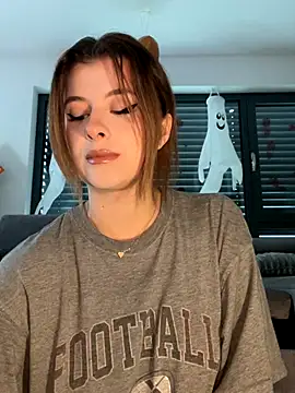 Snapshot of Mia-Minou chatting on October 5, 2025, 8:05 am Mia-Minou online show from October 5, 2025, 8:05 am