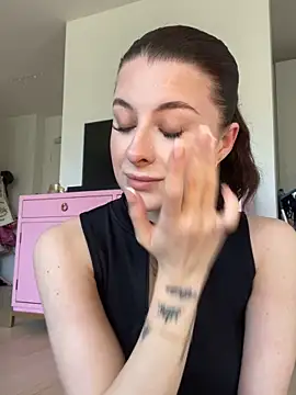 Mia-Minou online show from March 5, 2026, 11:18 am