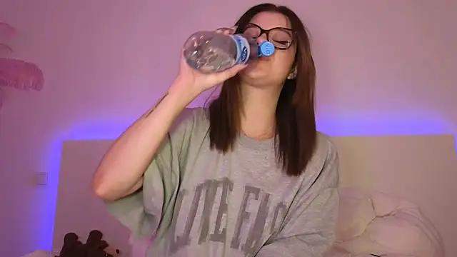 Snapshot of Mia-Minou chatting on September 22, 2025, 9:43 pm Mia-Minou online show from September 22, 2025, 9:43 pm