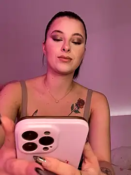 Snapshot of Mia-Minou chatting on October 7, 2025, 9:21 am Mia-Minou online show from October 7, 2025, 9:21 am