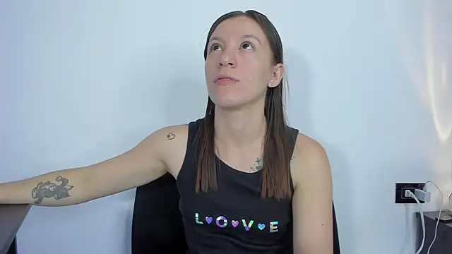 Snapshot of roxanne_jones1 chatting on June 12, 2026, 6:05 pm roxanne jones1 online show from June 12, 2026, 6:05 pm