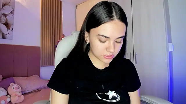 mia nevaeh online show from April 1, 2026, 5:32 pm