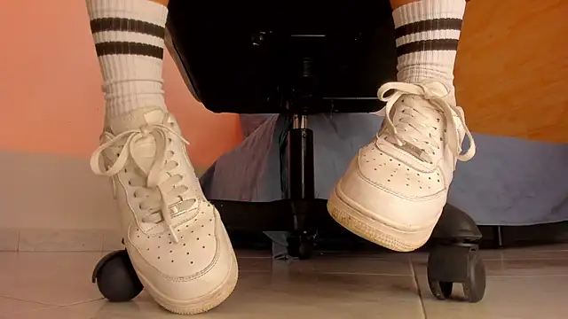 charlotte  grey online show from November 17, 2025, 11:47 am