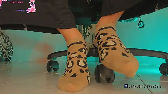 charlotte  grey online show from November 19, 2025, 8:42 pm