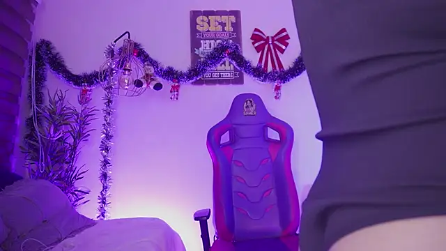 madelyn rose  online show from December 18, 2025, 2:05 am